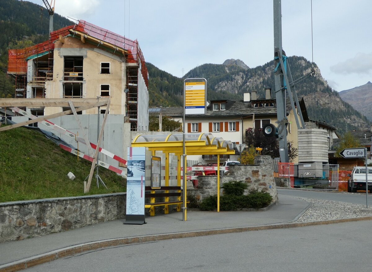 (241'212) - PostAuto-Haltestelle am 13. Oktober 2022 in Poschiavo, Curtinell