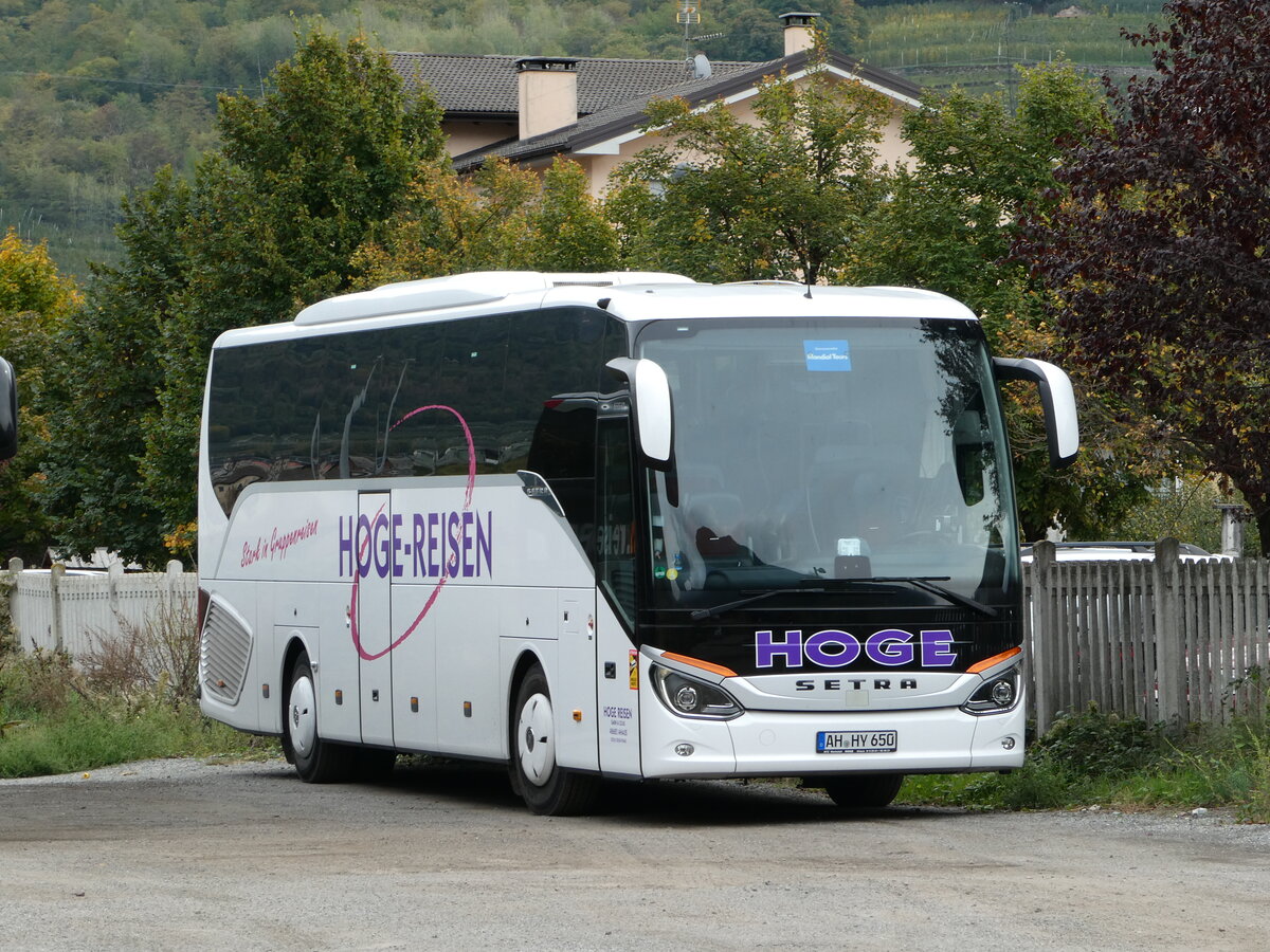 (241'232) - Aus Deutschland: Hoge, Ahaus - AH-HY 650 - Setra am 13. Oktober 2022 beim Bahnhof Tirano