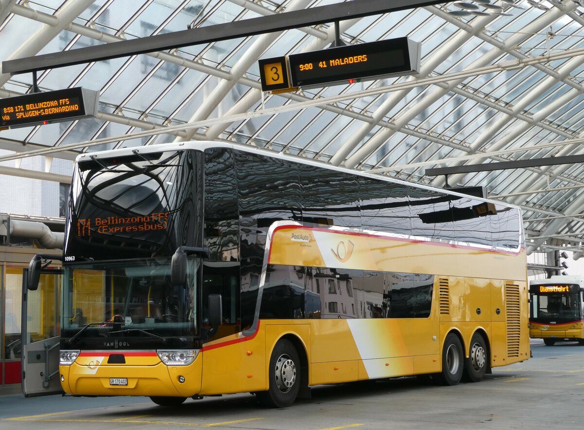 (241'287) - PostAuto Graubnden - GR 170'402 - Van Hool am 14. Oktober 2022 in Chur, Postautostation