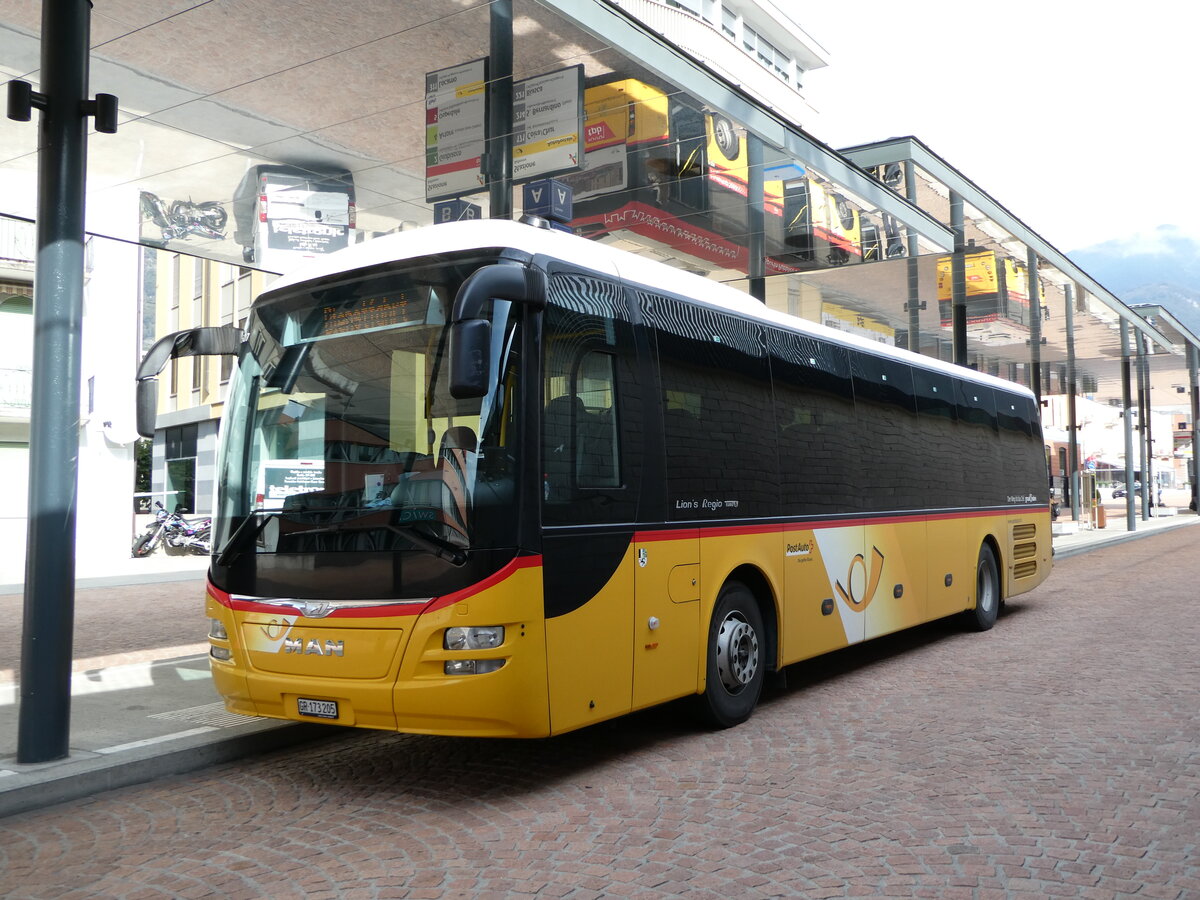 (241'297) - PostAuto Graubnden - GR 173'205 - MAN am 14. Oktober 2022 beim Bahnhof Bellinzona