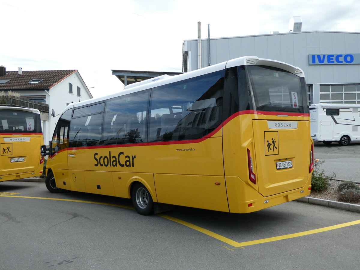 (241'398) - CarPostal Ouest - VD 457'382 - Iveco/Rosero am 15. Oktober 2022 in Kerzers, Interbus