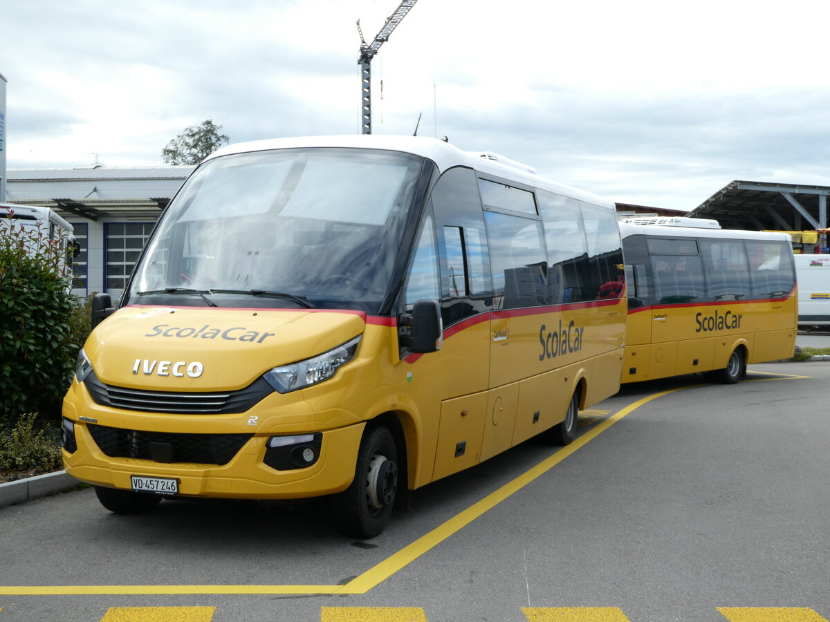 (241'400) - CarPostal Ouest - VD 457'246 - Iveco/Rosero am 15. Oktober 2022 in Kerzers, Interbus