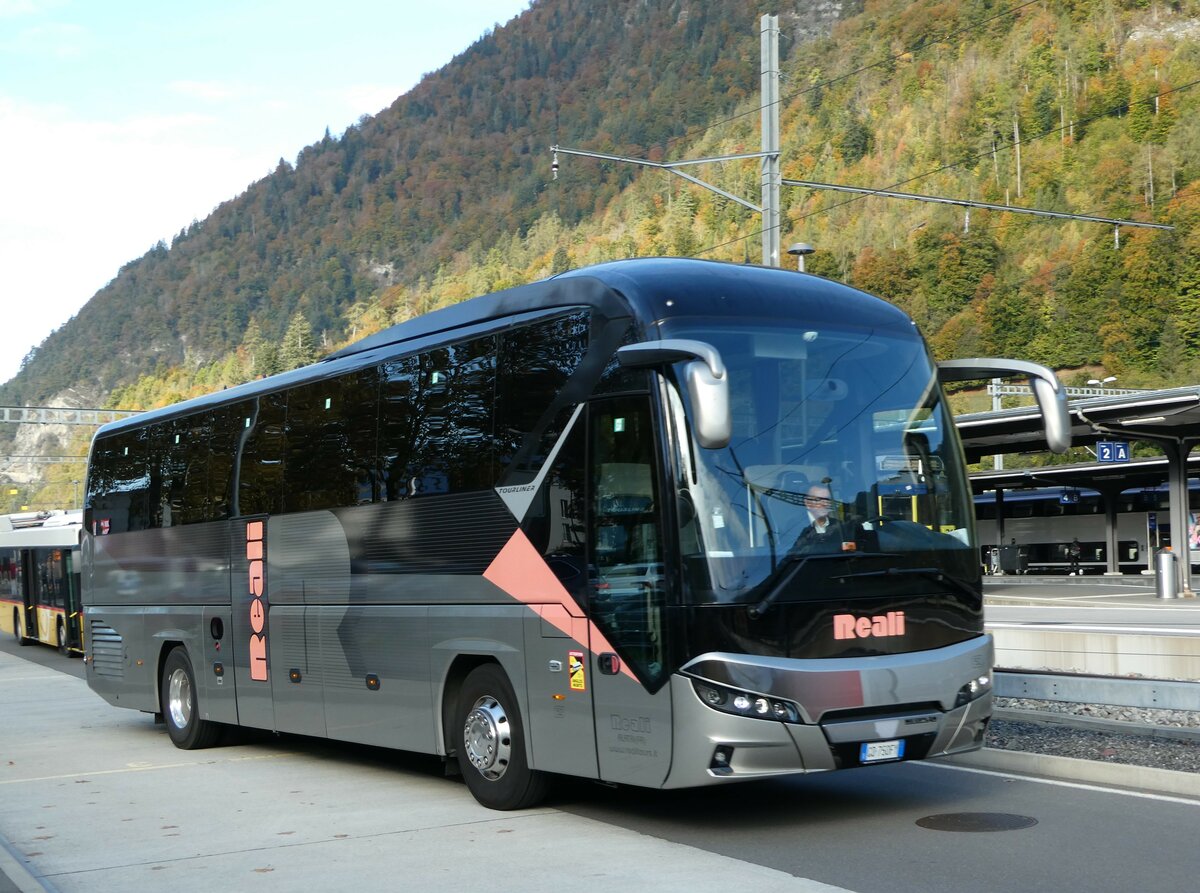 (241'466) - Aus Italien: Reali, Alatri - Nr. 52/GD-750 FY - Neoplan am 18. Oktober 2022 beim Bahnhof Interlaken Ost