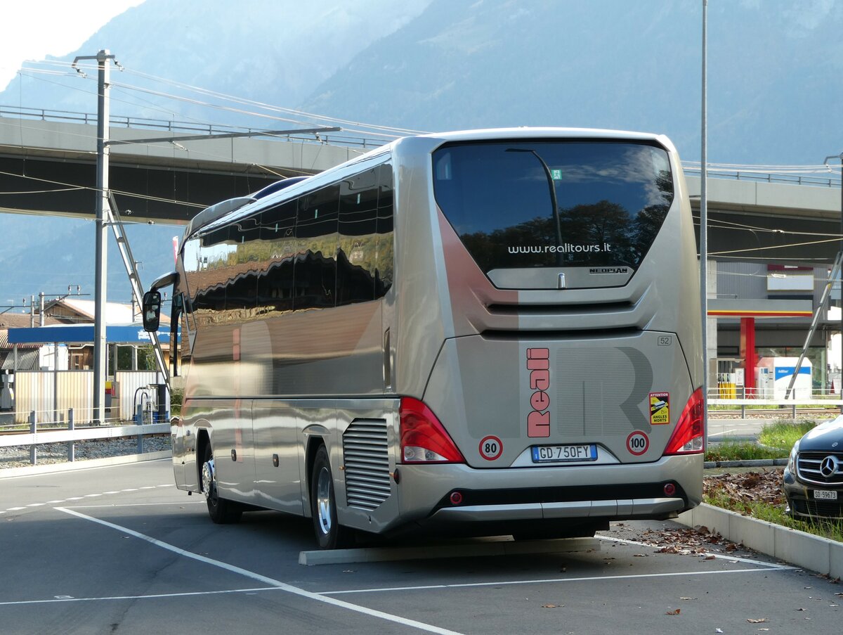 (241'477) - Aus Italien: Reali, Alatri - Nr. 52/GD-750 FY - Neoplan am 18. Oktober 2022 beim Bahnhof Interlaken Ost