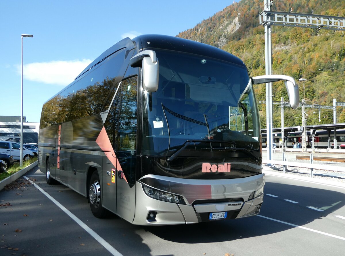 (241'481) - Aus Italien: Reali, Alatri - Nr. 52/GD-750 FY - Neoplan am 18. Oktober 2022 beim Bahnhof Interlaken Ost