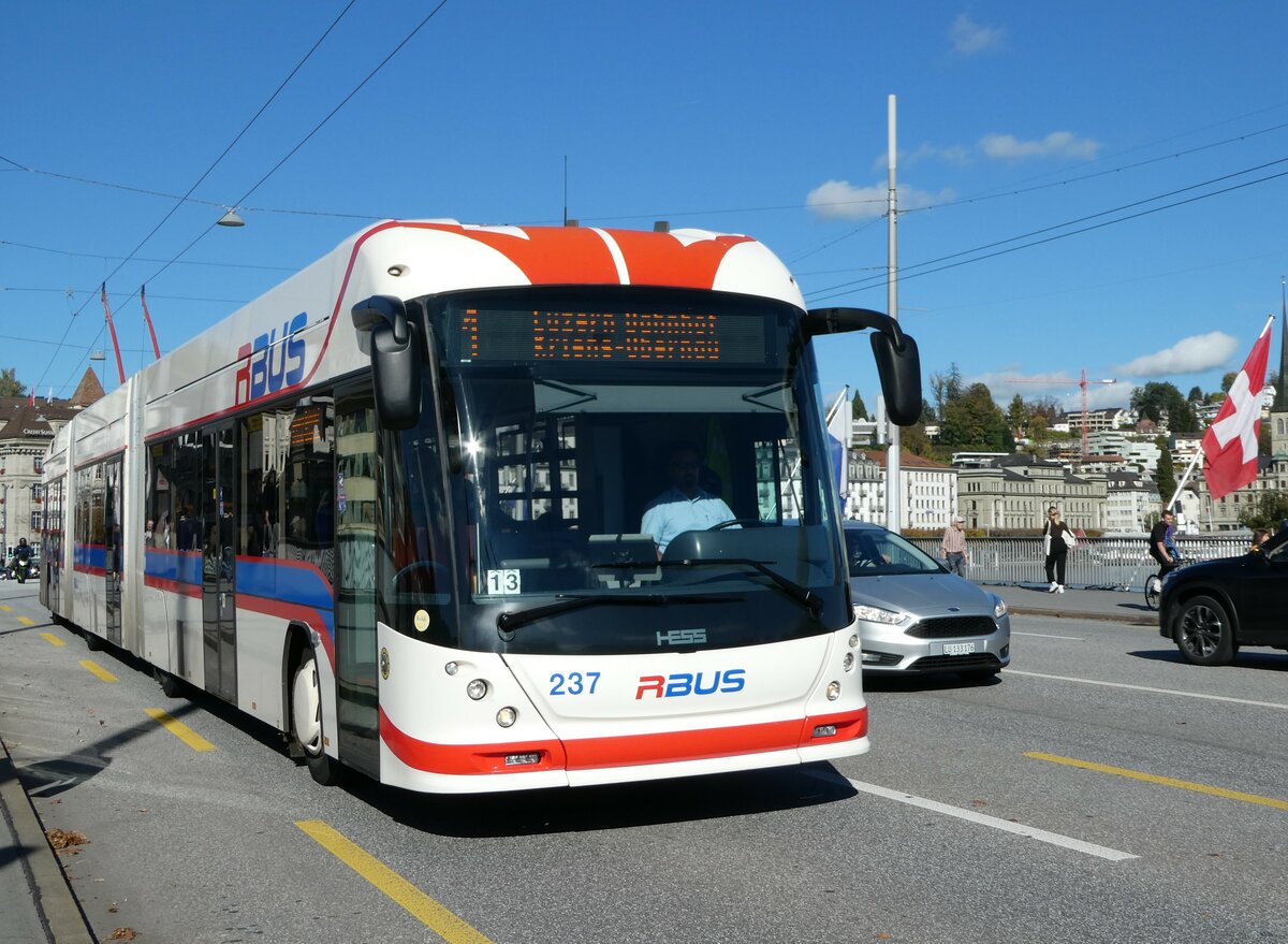 (241'758) - VBL Luzern - Nr. 237 - Hess/Hess Doppelgelenktrolleybus am 22. Oktober 2022 in Luzern, Bahnhofbrcke