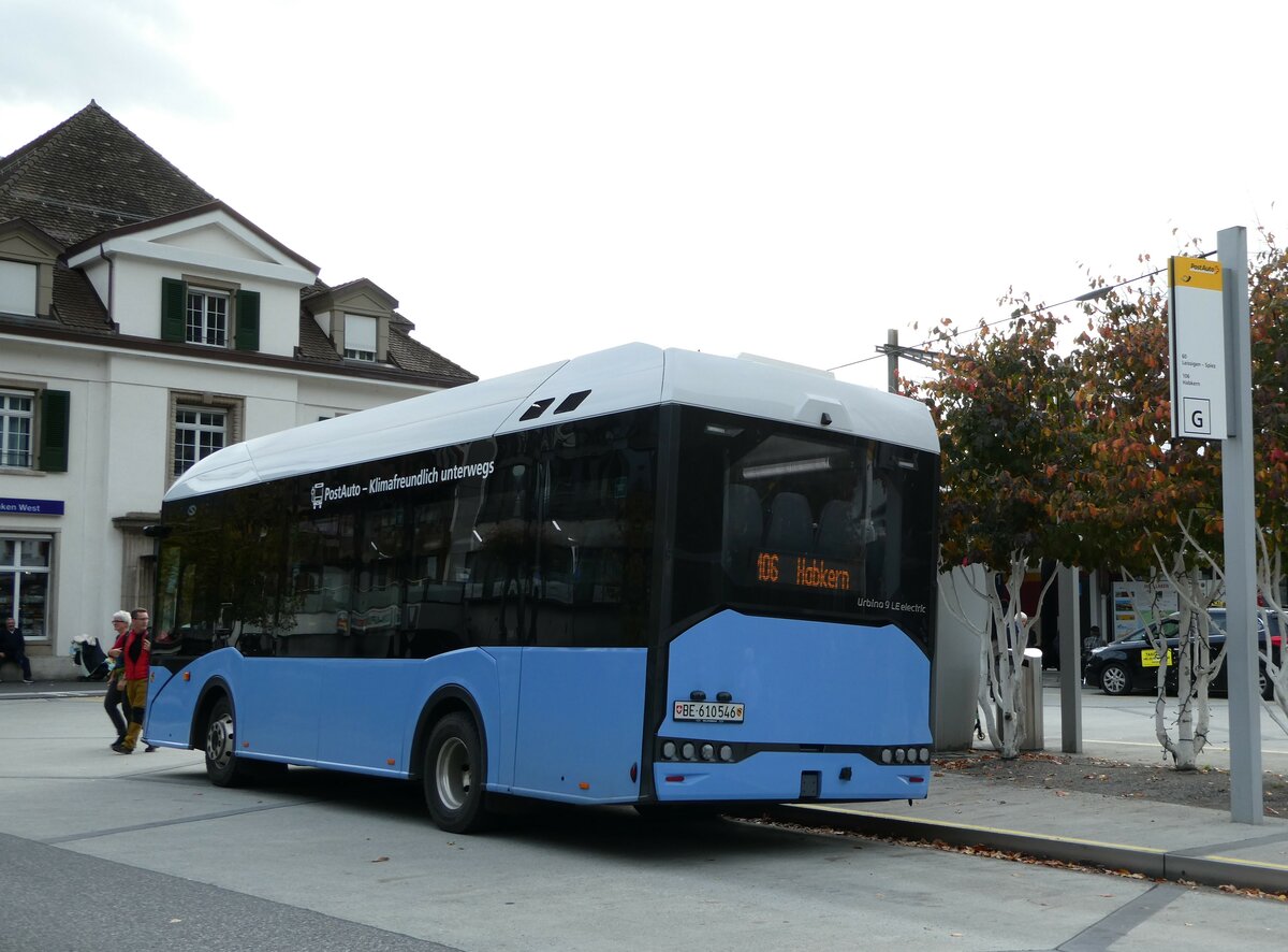 (241'807) - PostAuto Bern - BE 610'546 - Solaris am 23. Oktober 2022 beim Bahnhof Interlaken West