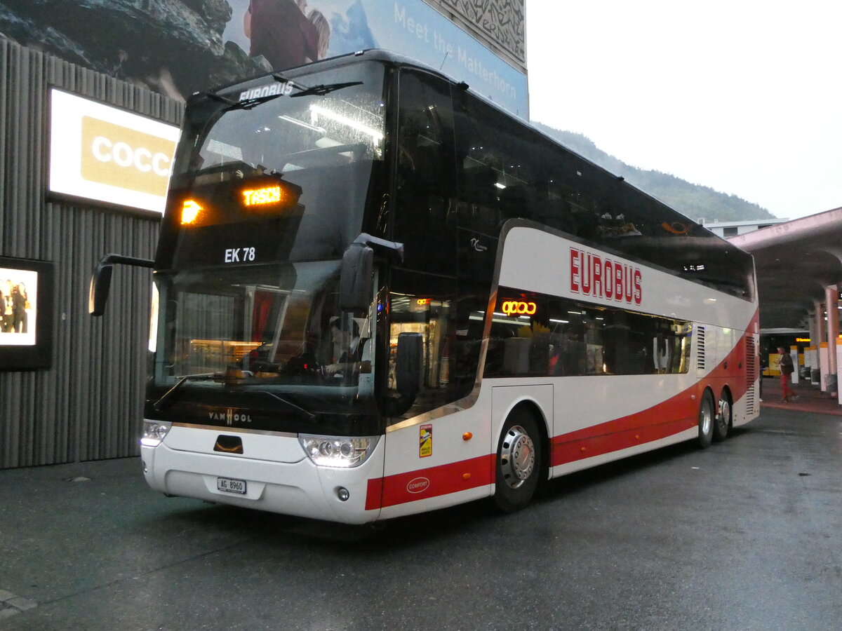 (241'812) - Knecht, Windisch - Nr. 78/AG 8960 - Van Hool am 24. Oktober 2022 beim Bahnhof Visp