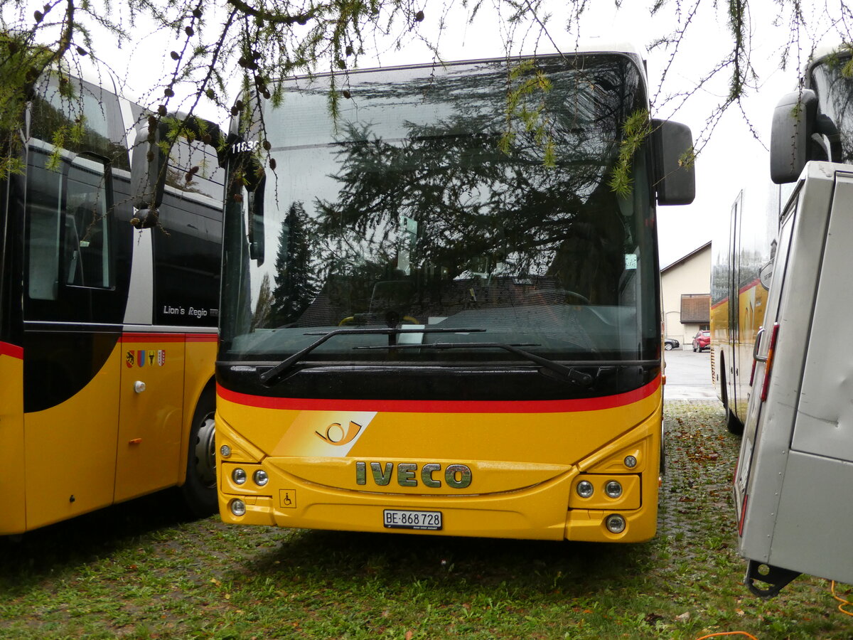 (241'818) - Flck, Brienz - Nr. 28/BE 868'728 - Iveco am 24. Oktober 2022 in Meiringen, Postgarage