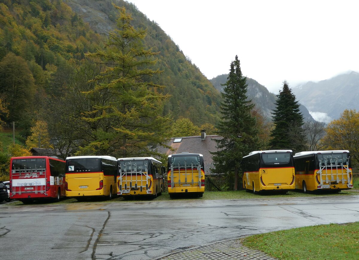 (241'826) - AFA Adelboden - Nr. 24/BE 26'701 - Setra (Einsatz: PostAuto fr Engstlenalp-Bus) + PostAuto Bern - BE 401'263 - Setra (ex AVG Meiringen Nr. 63) + Flck, Brienz - Nr. 28/BE 868'728 - Iveco + PostAuto Bern - Nr. 71/BE 412'071 - MAN (ex PostAuto Zentralschweiz Nr, 20; ex Dillier, Sarnen Nr. 20) + Flck, Brienz - Nr. 25/BE 868'725 + Nr. 26/BE 868'726 - Iveco am 24. Oktober 2022 in Meiringen, Postgarage