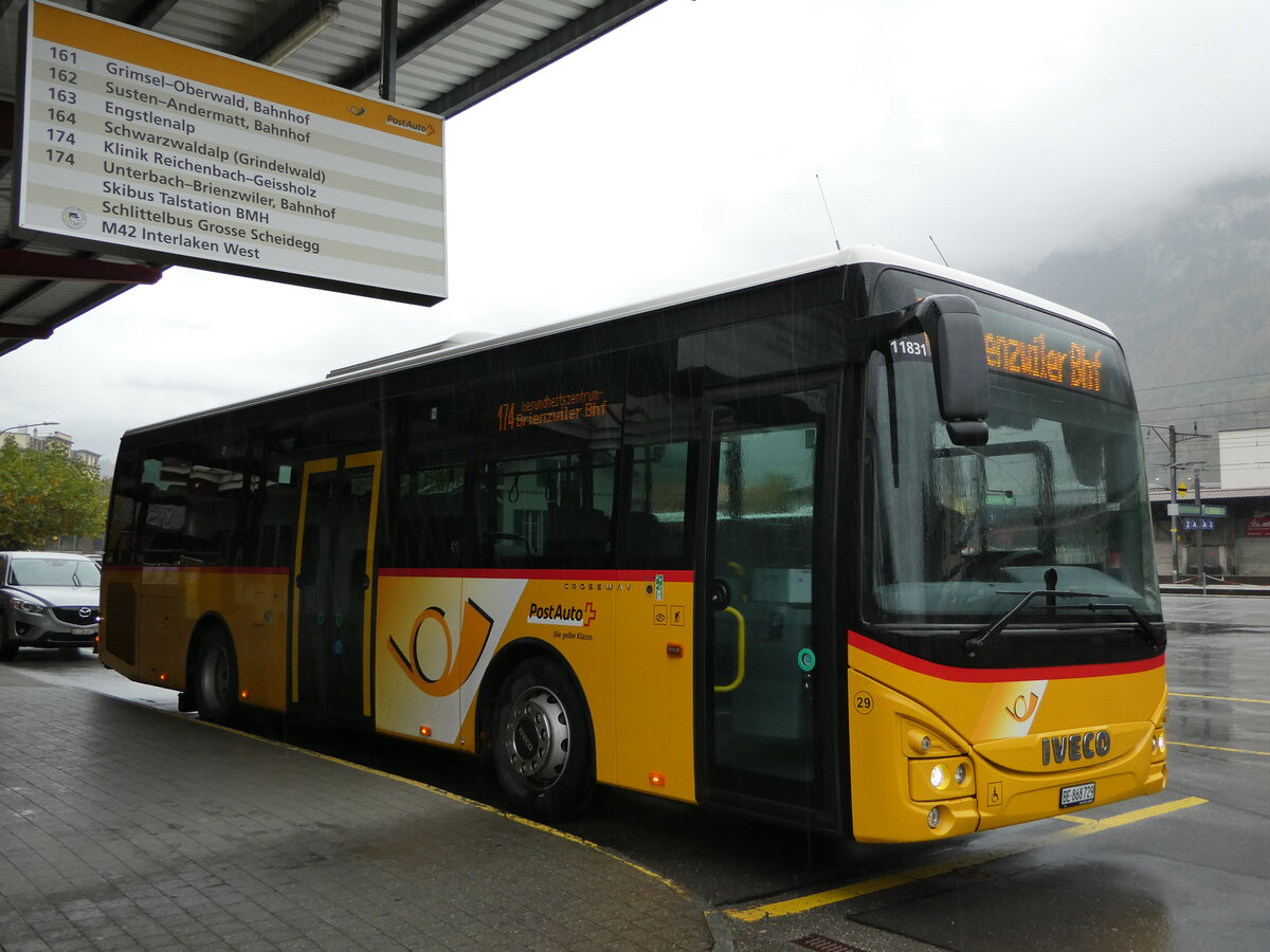 (241'837) - Flck, Brienz - Nr. 29/BE 868'729 - Iveco am 24. Oktober 2022 in Meiringen, Postautostation