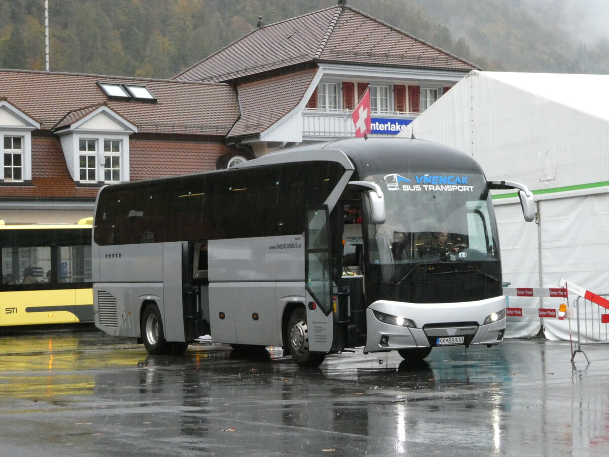 (241'847) - Aus der Slowakei: Vnenckbus, Spissk Bel - KK-888DB - Neoplan am 24. Oktober 2022 beim Bahnhof Interlaken Ost