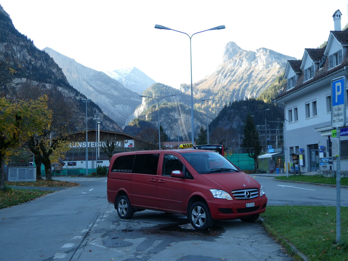 (241'863) - AFA Adelboden - BE 657'069 - Mercedes am 27. Oktober 2022 beim Bahnhof Kandersteg