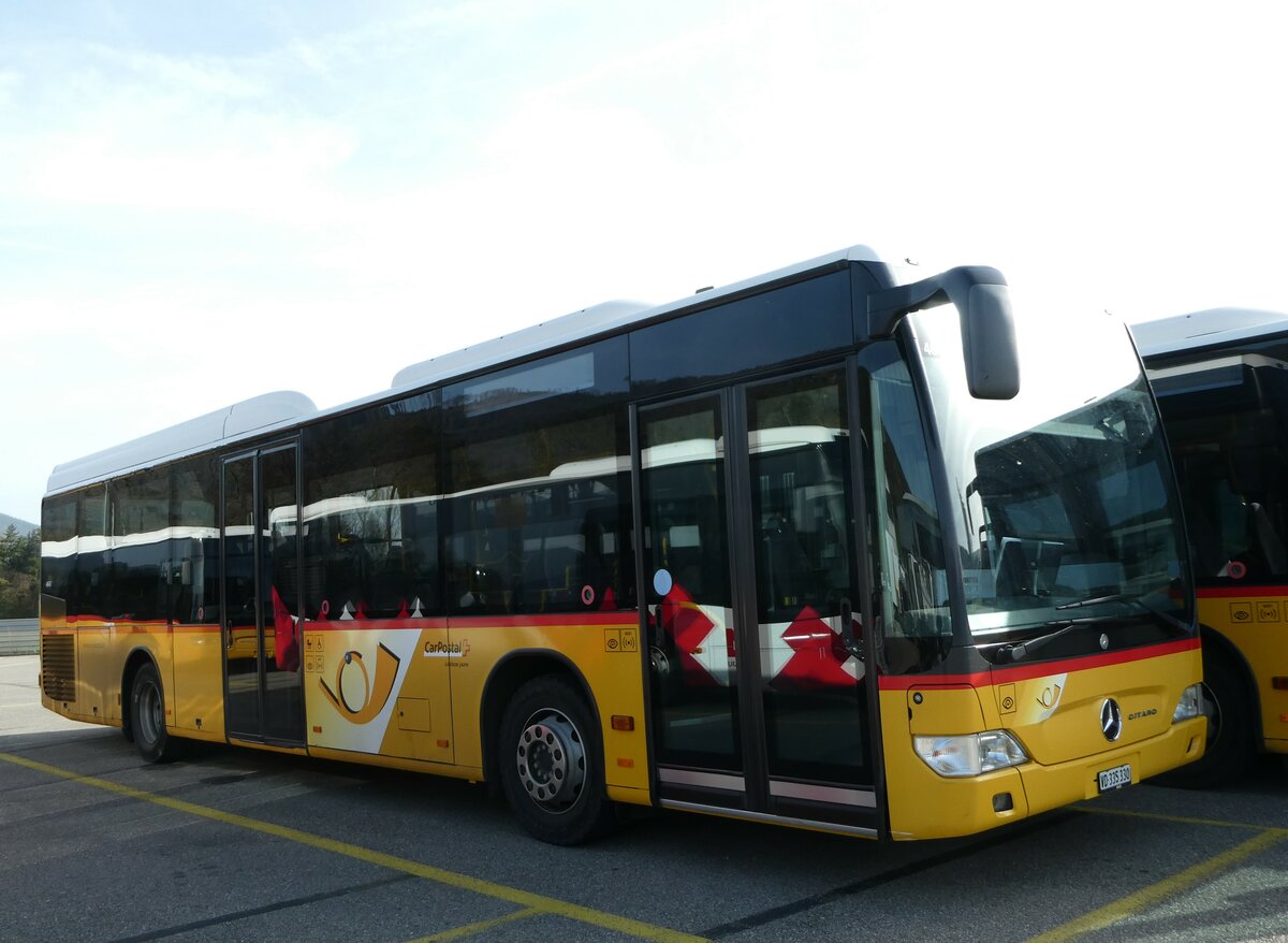 (241'935) - CarPostal Ouest - VD 335'330 - Mercedes am 29. Oktober 2022 in Develier, Parkplatz