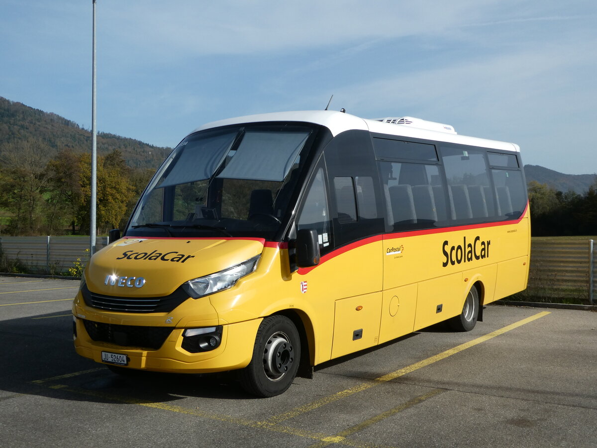 (241'943) - CarPostal Ouest - JU 52'604 - Iveco/Rosero am 29. Oktober 2022 in Develier, Parkplatz