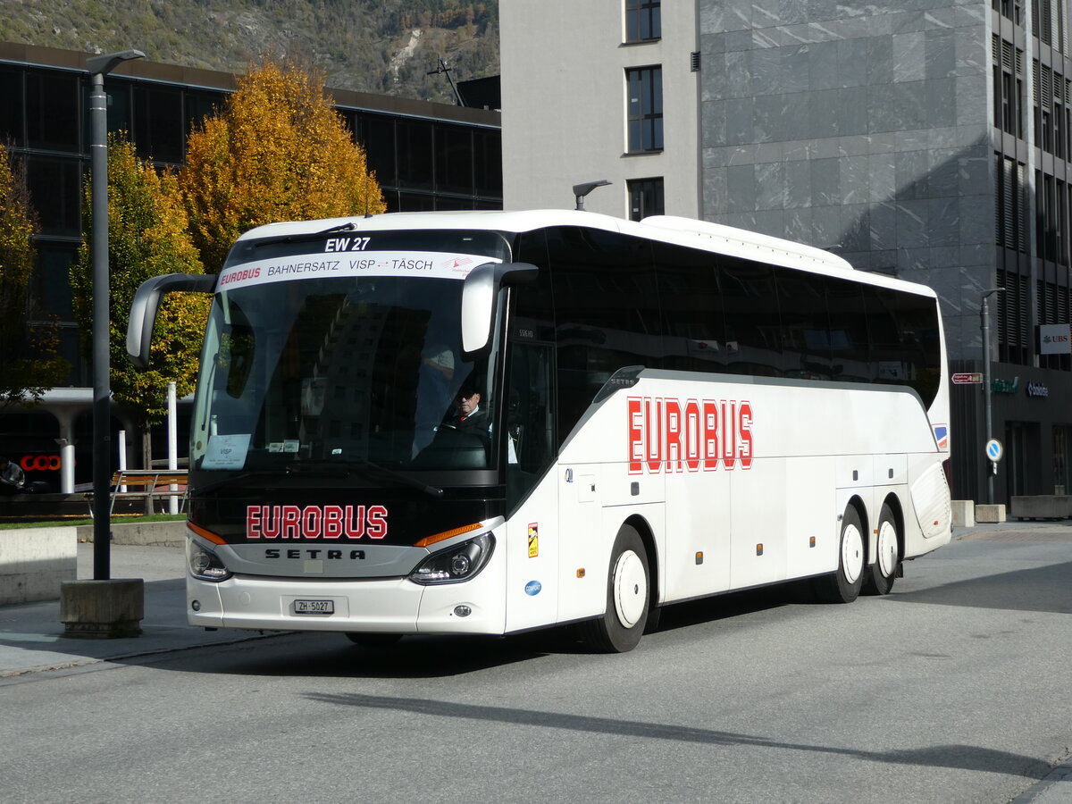 (241'982) - Welti-Furrer, Bassersdorf - Nr. 27/ZH 5027 - Setra am 30. Oktober 2022 beim Bahnhof Visp