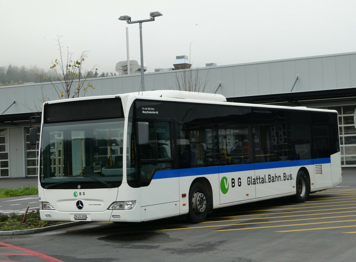 (242'196) - Maag, Kloten - Nr. 28/ZH 454'628 - Mercedes am 6. November 2022 in Winterthur, EvoBus