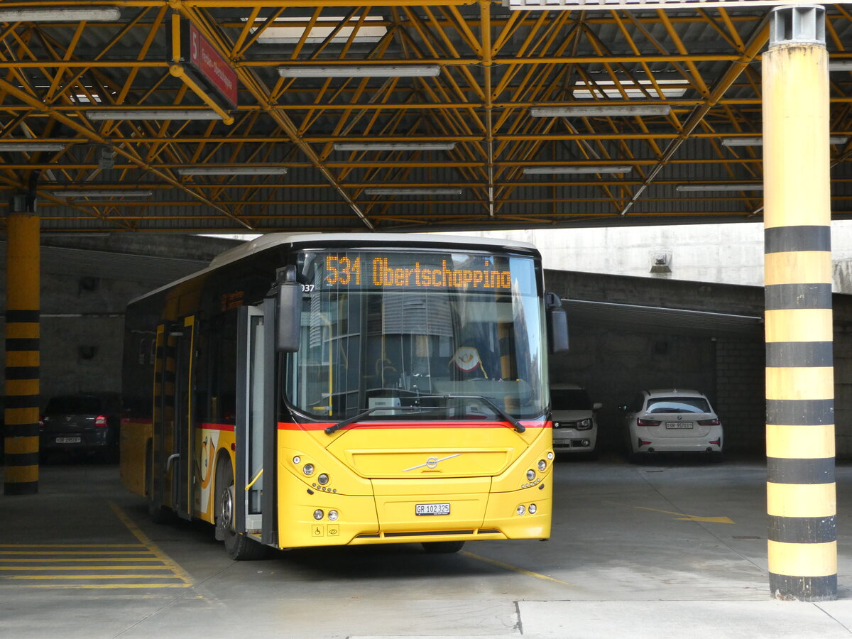 (242'256) - PostAuto Graubnden - GR 102'325 - Volvo am 8. November 2022 in Thusis, Postautostation