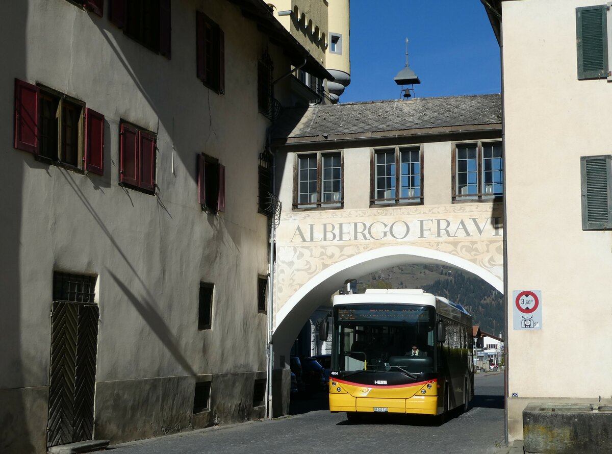 (242'301) - Gaudenz, Andeer - GR 163'715 - Scania/Hess (ex Stutz, Jonen; ex PostAuto Bern; ex AVG Meiringen Nr. 67; ex AVG Meiringen Nr. 76; ex Steiner, Messen) am 8. November 2022 in Andeer, Hotel Fravi