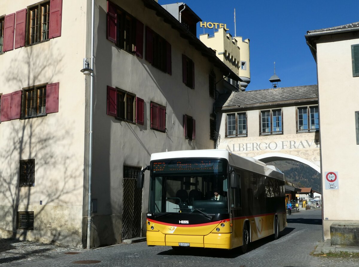 (242'302) - Gaudenz, Andeer - GR 163'715 - Scania/Hess (ex Stutz, Jonen; ex PostAuto Bern; ex AVG Meiringen Nr. 67; ex AVG Meiringen Nr. 76; ex Steiner, Messen) am 8. November 2022 in Andeer, Hotel Fravi