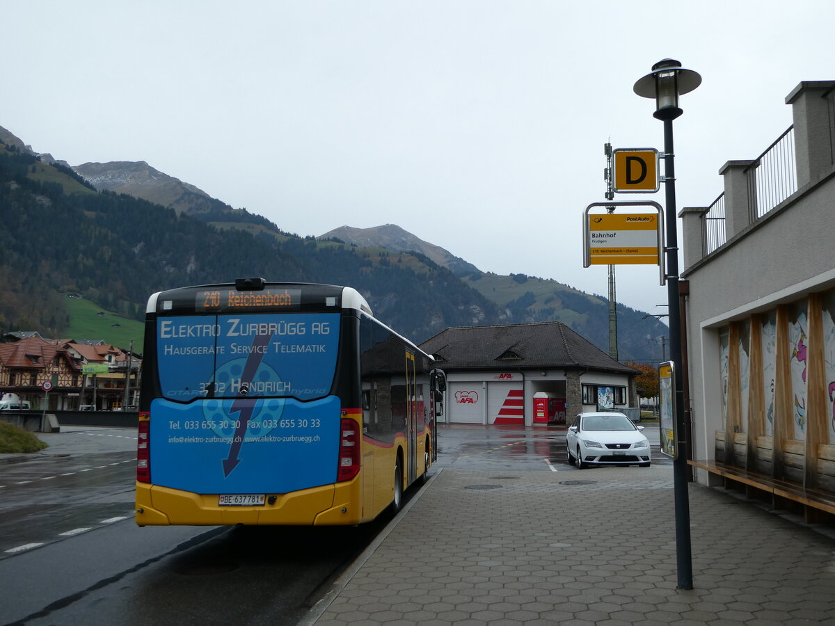 (242'323) - PostAuto Bern - BE 637'781 - Mercedes am 9. November 2022 beim Bahnhof Frutigen