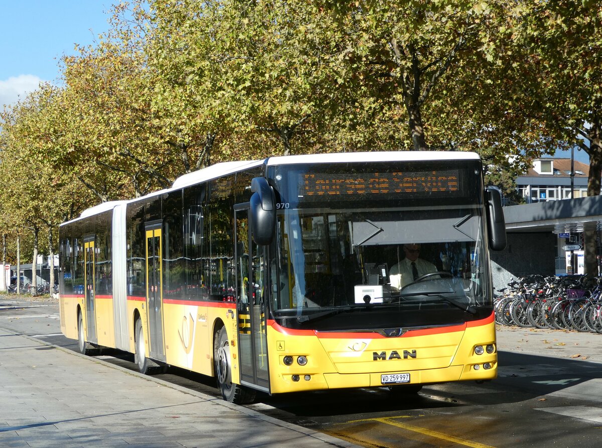 (242'332) - CarPostal Ouest - VD 259'997 - MAN am 10. November 2022 beim Bahnhof Yverdon