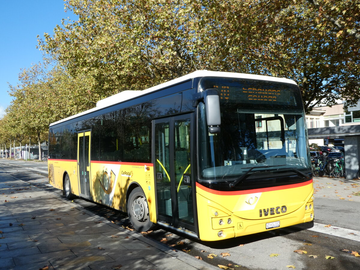 (242'340) - CarPostal Ouest - VD 604'332 - Iveco am 10. November 2022 beim Bahnhof Yverdon