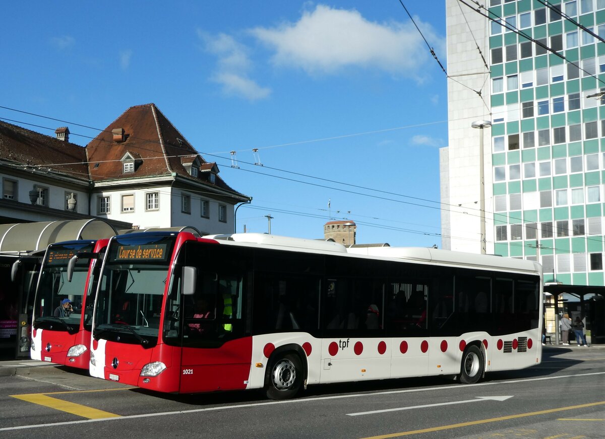 (242'379) - TPF Fribourg - Nr. 1021/FR 300'303 - Mercedes am 10. November 2022 beim Bahnhof Fribourg