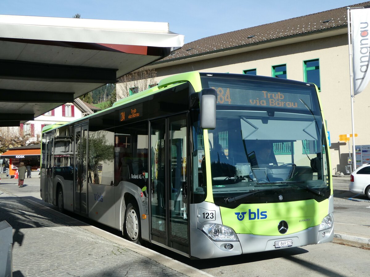 (242'398) - Busland, Burgdorf - Nr. 123/BE 869'123 - Mercedes am 11. November 2022 beim Bahnhof Langnau