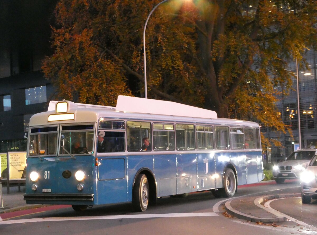 (242'471) - VBL Luzern (vbl-historic) - Nr. 82/LU 15'431 - FBW/Hess am 11. November 2022 beim Bahnhof Luzern