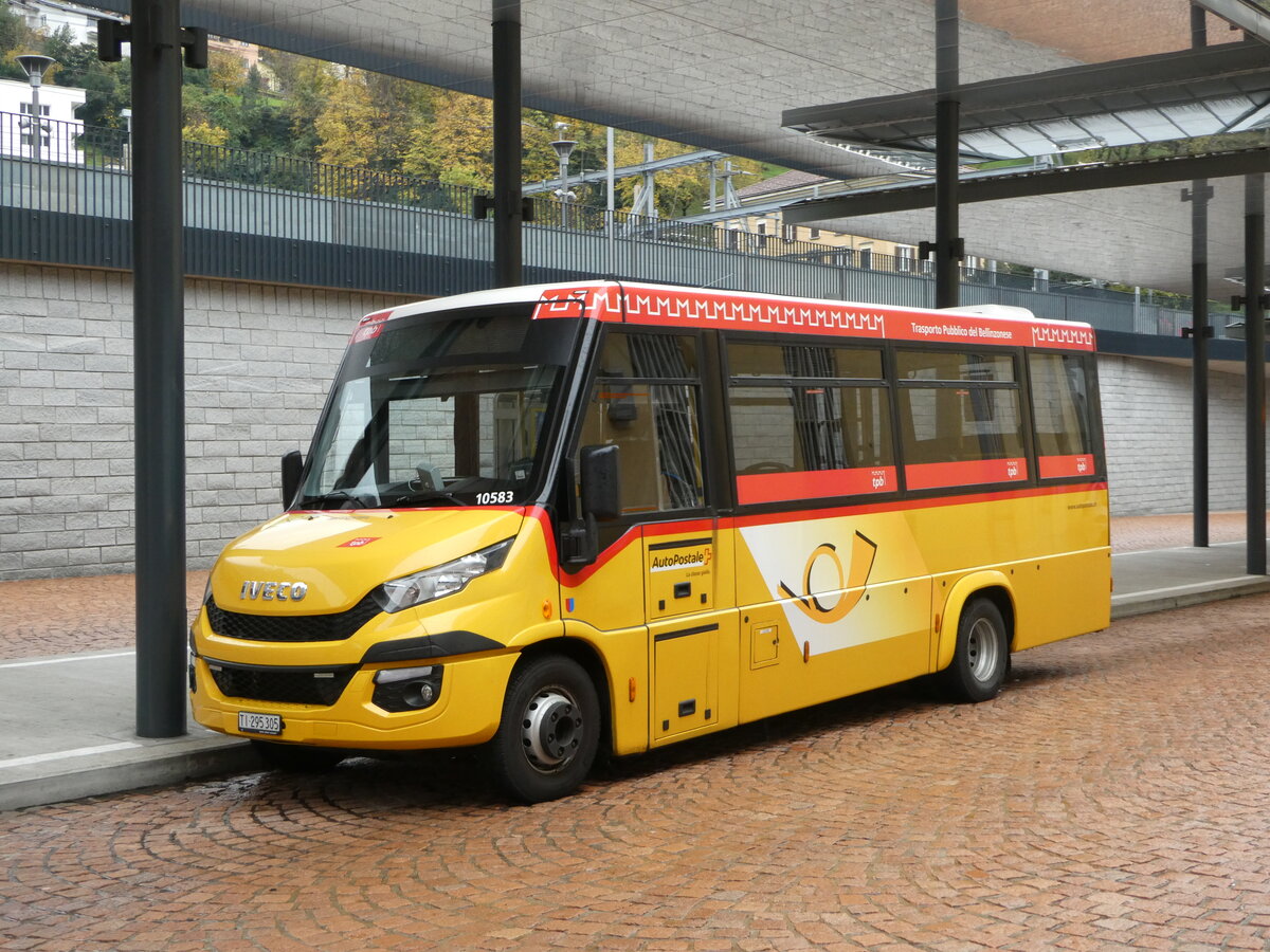 (242'708) - AutoPostale Ticino - TI 295'305 - Iveco/Sitcar am 15. November 2022 beim Bahnhof Bellinzona