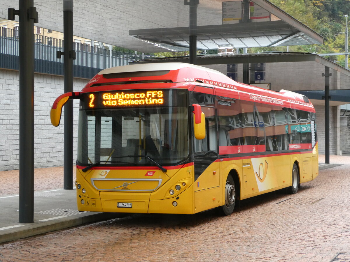 (242'709) - Chiesa, Riazzino - Nr. CB3/TI 264'793 - Volvo am 15. November 2022 beim Bahnhof Bellinzona