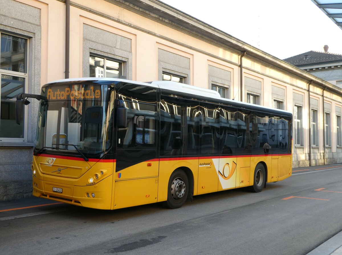 (242'938) - Autopostale, Mendrisio - TI 25'432 - Volvo am 17. November 2022 beim Bahnhof Chiasso