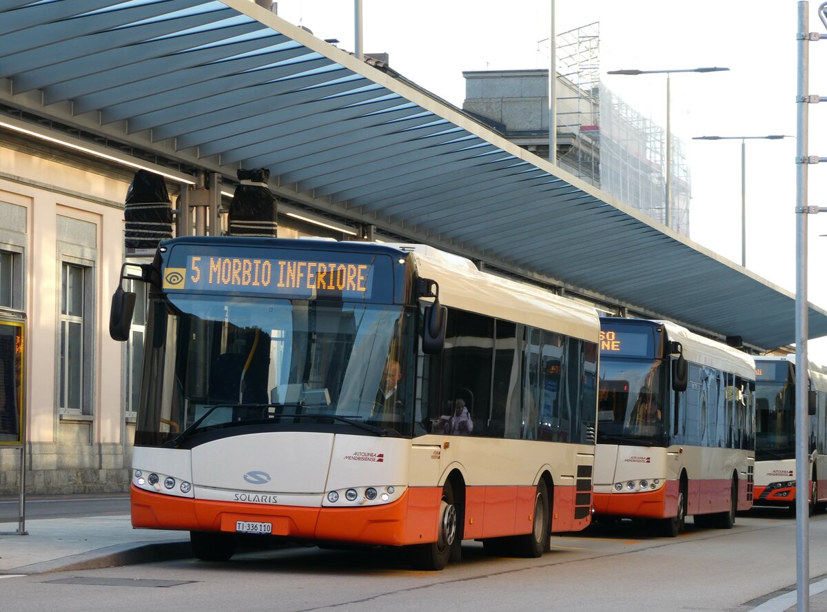 (242'940) - AMSA Chiasso - Nr. 10/TI 336'110 - Solaris am 17. November 2022 beim Bahnhof Chiasso