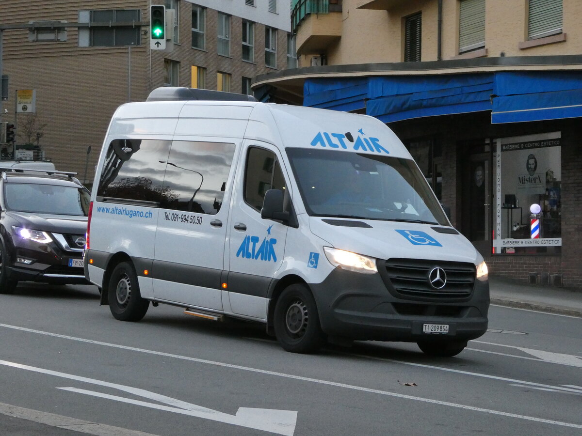 (242'961) - Altair, Bioggio - TI 209'854 - Mercedes am 17. November 2022 beim Bahnhof Lugano