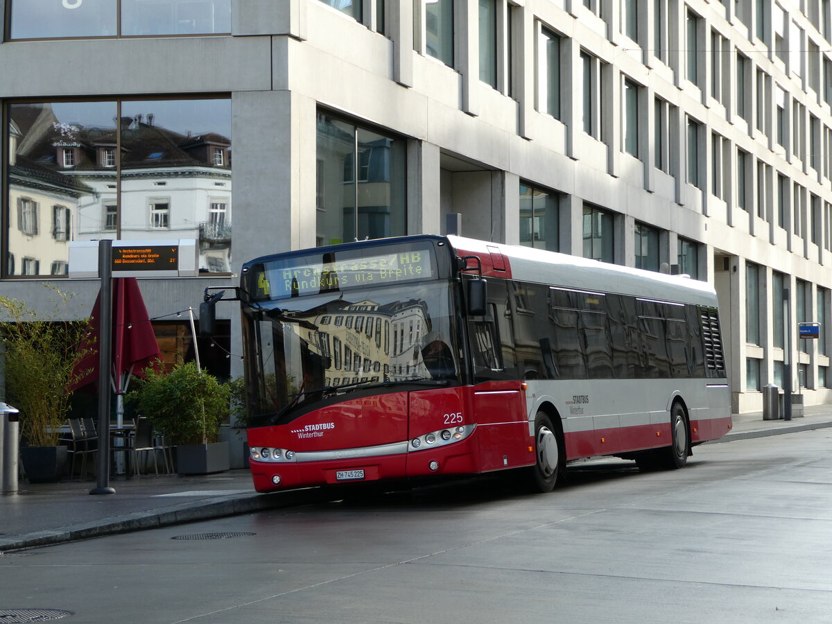 (243'013) - SW Winterthur - Nr. 225/ZH 745'225 - Solaris am 18. November 2022 beim Hauptbahnhof Winterthur