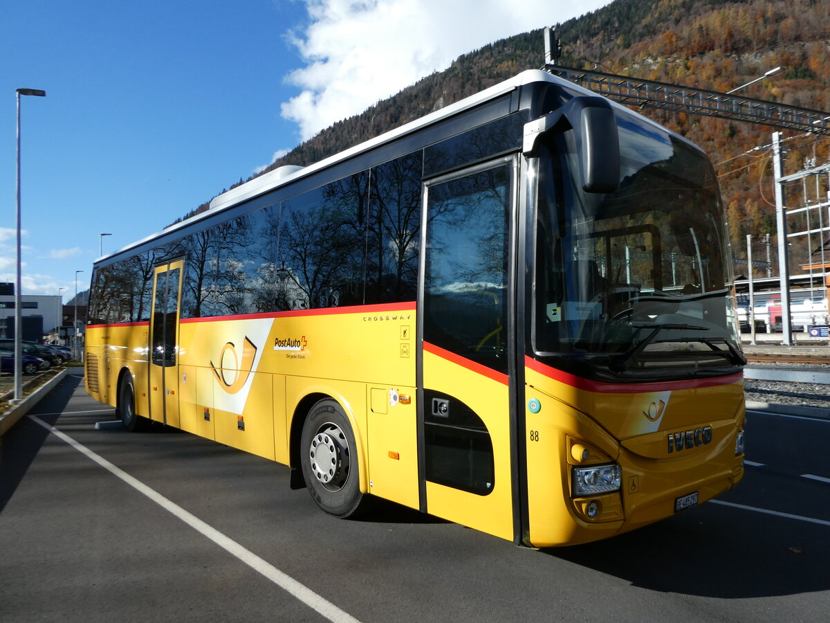 (243'044) - PostAuto Bern - Nr. 88/BE 485'297 - Iveco am 20. November 2022 beim Bahnhof Interlaken Ost