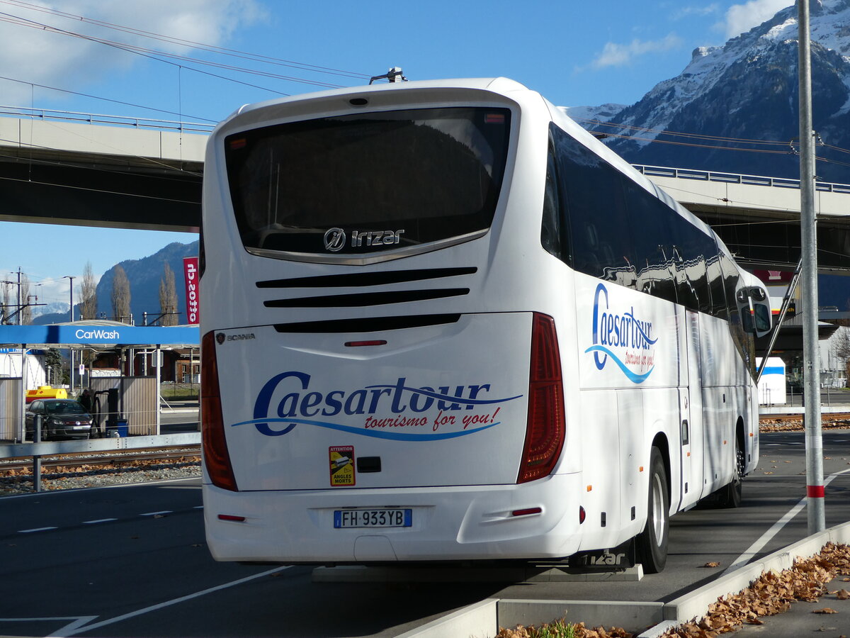 (243'048) - Aus Italien: Caesartour, Milano - FH-933 YB - Scania/Irizar am 20. November 2022 beim Bahnhof Interlaken Ost