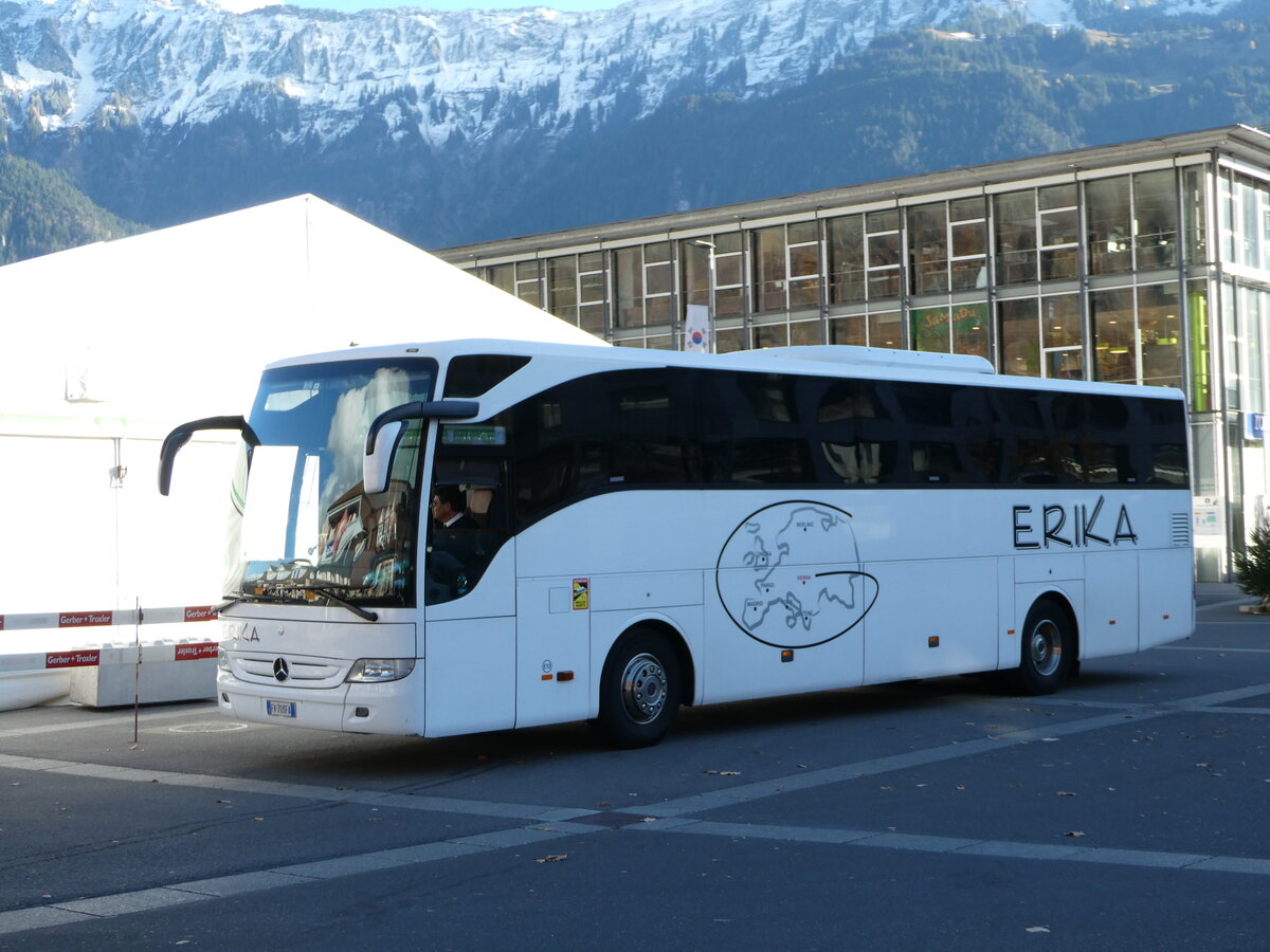 (243'052) - Aus Italien: Erika, Roma - Nr. E13/FV-703 FA - Mercedes am 20. November 2022 beim Bahnhof Interlaken Ost