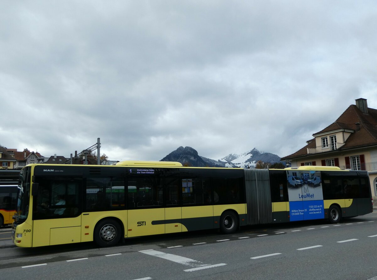 (243'069) - STI Thun - Nr. 700/BE 849'700 - MAN am 22. November 2022 beim Bahnhof Spiez