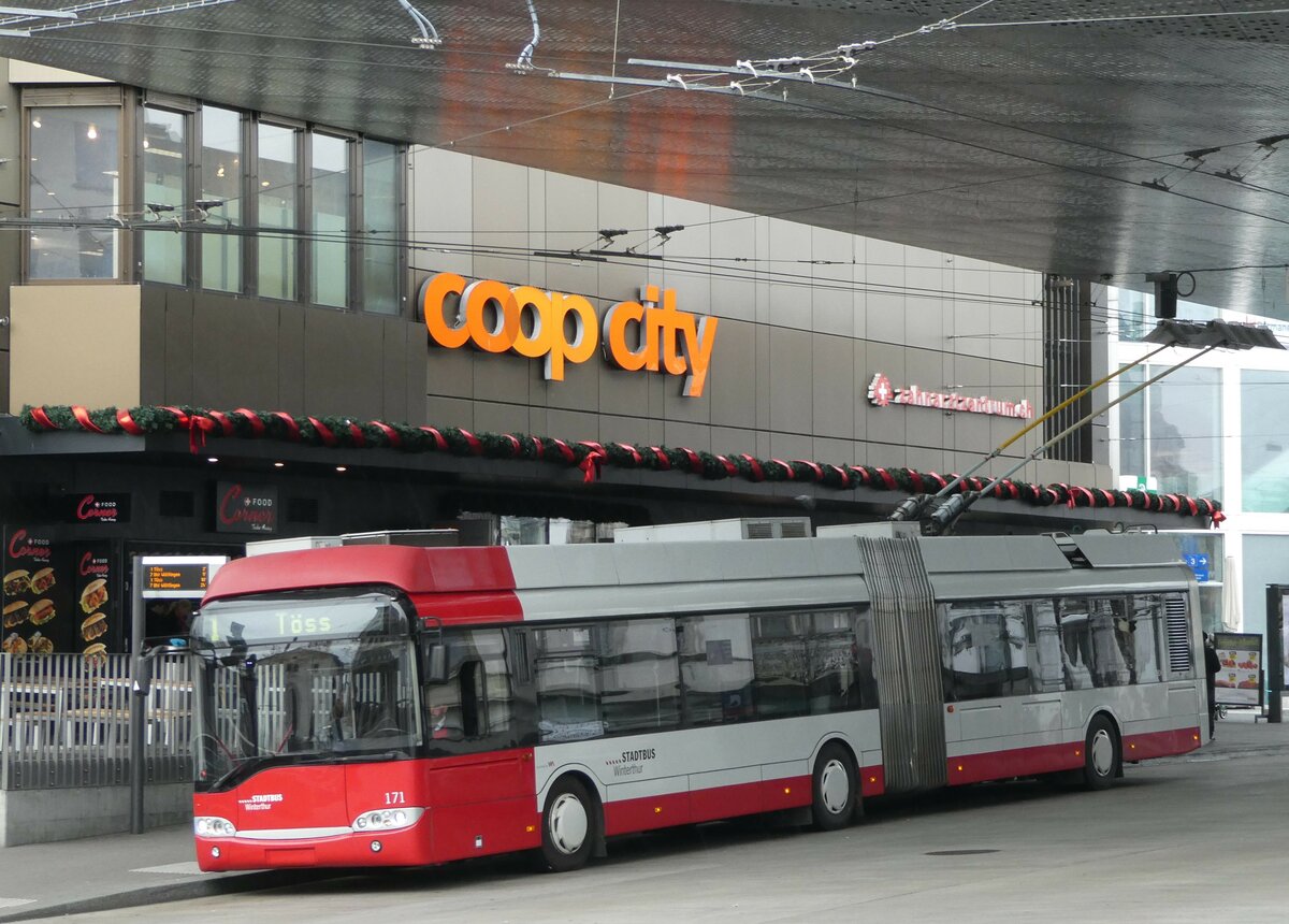 (243'282) - SW Winterthur - Nr. 171 - Solaris Gelenktrolleybus am 29. November 2022 beim Hauptbahnhof Winterthur