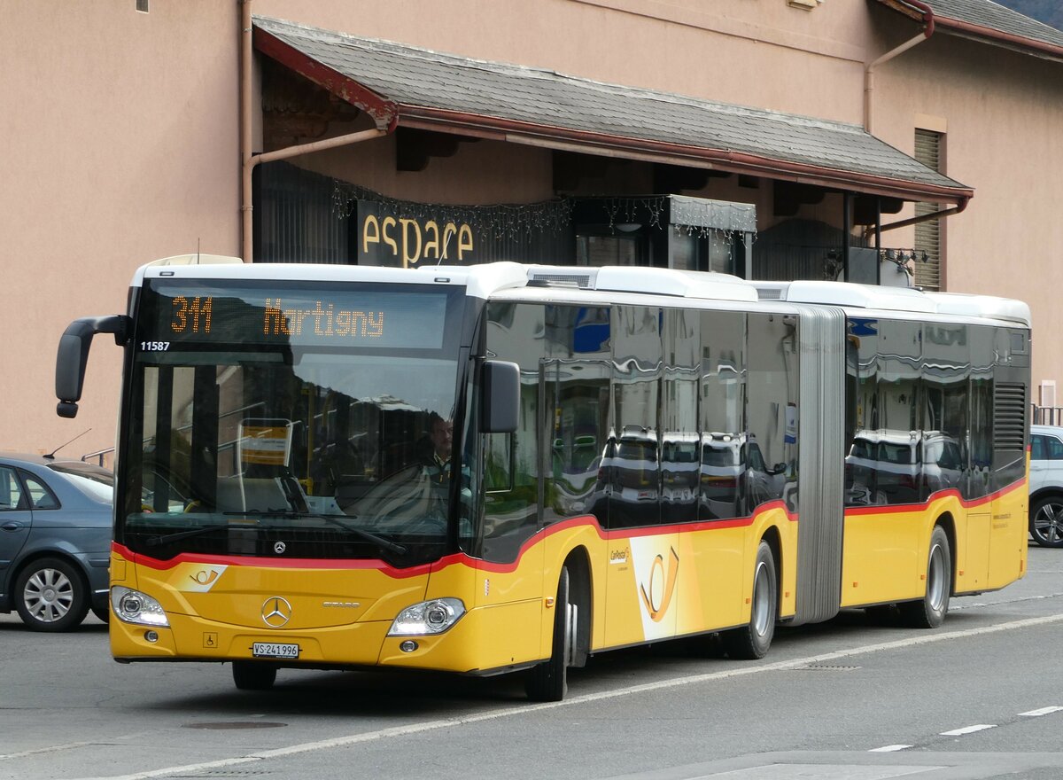 (243'369) - Buchard, Leytron - VS 241'996 - Mercedes am 3. Dezember 2022 in Leytron, Caves Provins