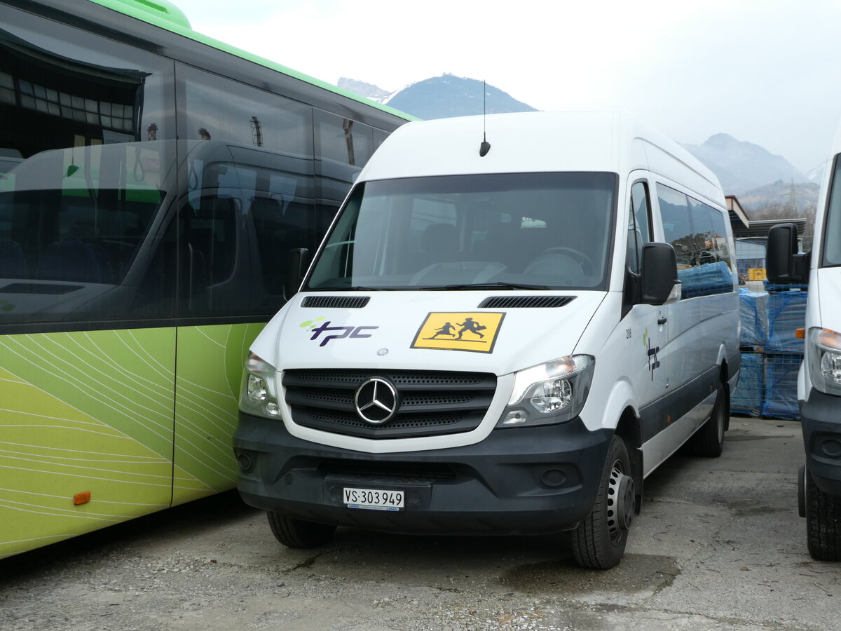 (243'408) - TPC Aigle - Nr. 208/VS 303'949 - Mercedes am 3. Dezember 2022 in Collombey, Garage