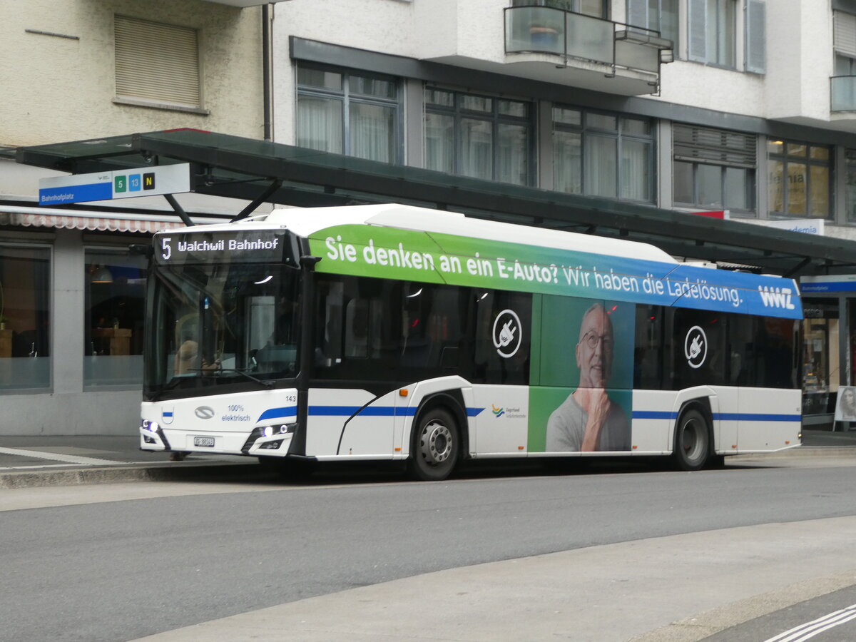 (243'513) - ZVB Zug - Nr. 143/ZG 88'143 - Solaris am 7. Dezember 2022 beim Bahnhof Zug