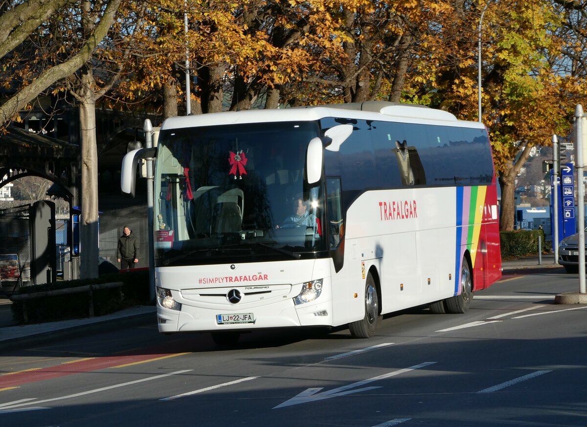 (243'660) - Aus Slowenien: Trafalgar - LJ 22-JFA - Mercedes am 8. Dezember 2022 beim Bahnhof Luzern