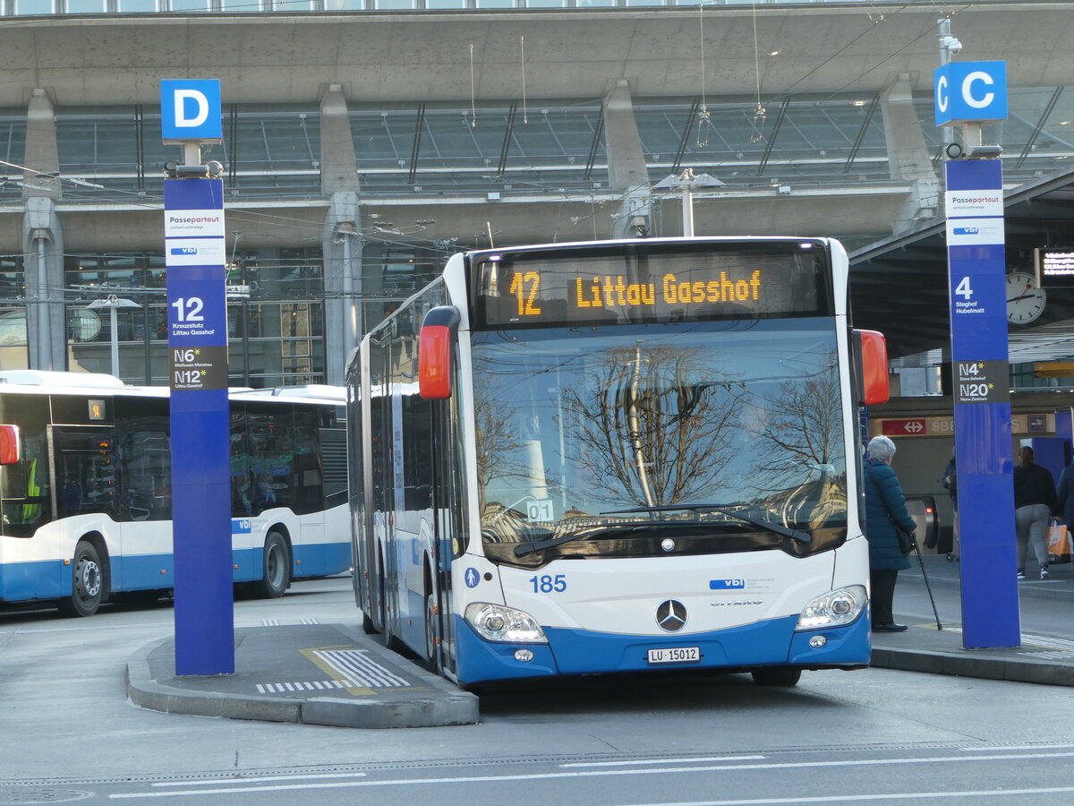 (243'665) - VBL Luzern - Nr. 185/LU 15'012 - Mercedes am 8. Dezember 2022 beim Bahnhof Luzern