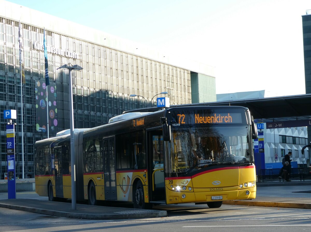 (243'668) - SB Trans, Sursee - Nr. 20/LU 259'807 - Solaris am 8. Dezember 2022 beim Bahnhof Luzern