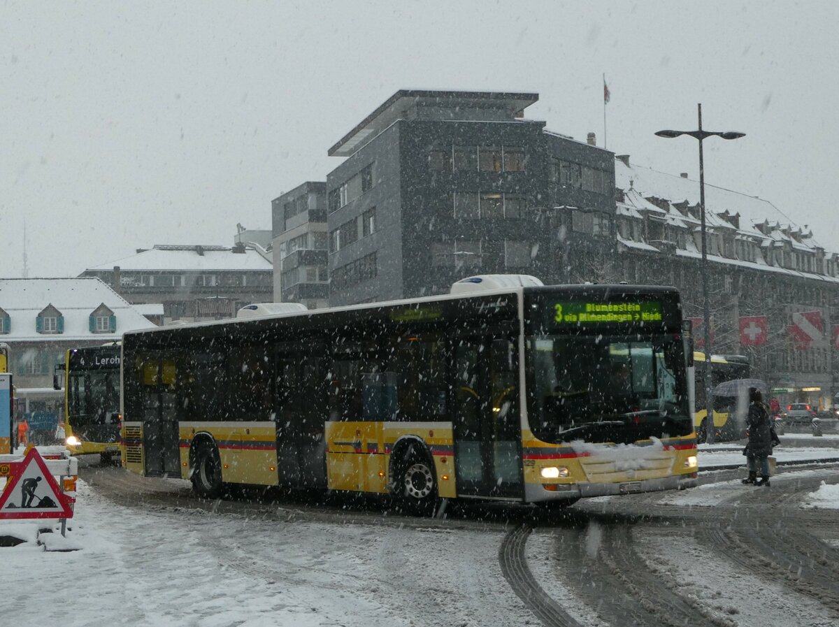 (243'679) - STI Thun - Nr. 129/BE 800'129 - MAN am 9. Dezember 2022 beim Bahnhof Thun