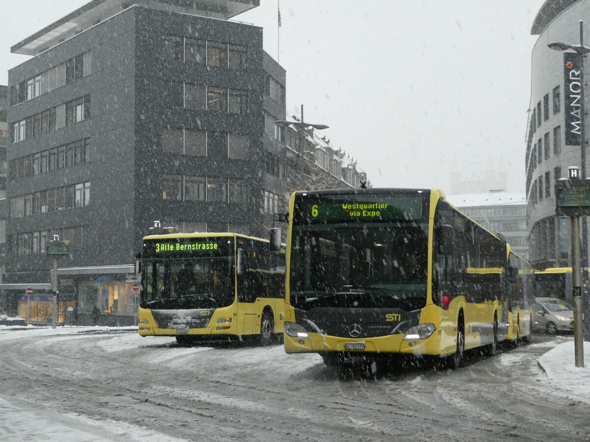 (243'686) - STI Thun - Nr. 177/BE 752'177 - Mercedes am 9. Dezember 2022 beim Bahnhof Thun