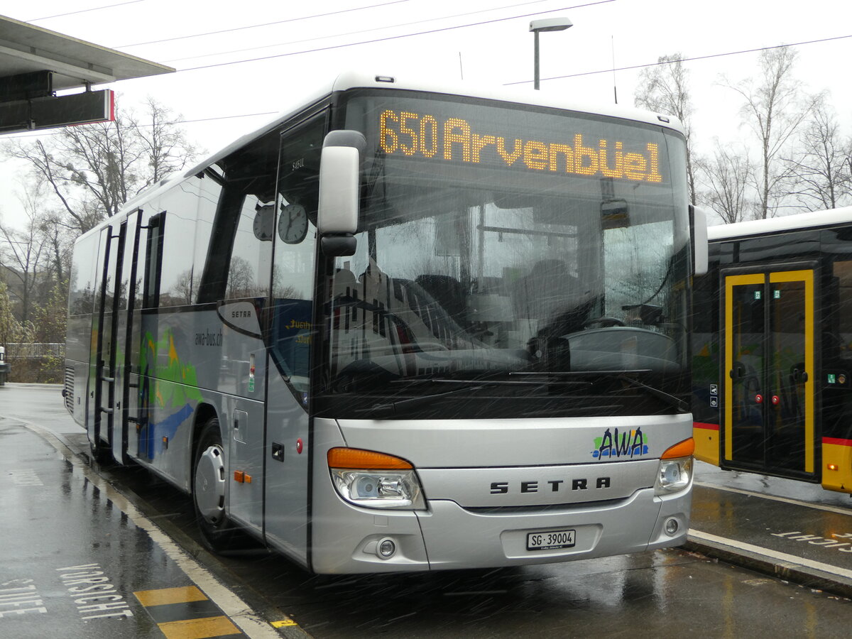 (243'715) - AWA Amden - Nr. 4/SG 39'004 - Setra am 10. Dezember 2022 beim Bahnhof Ziegelbrcke